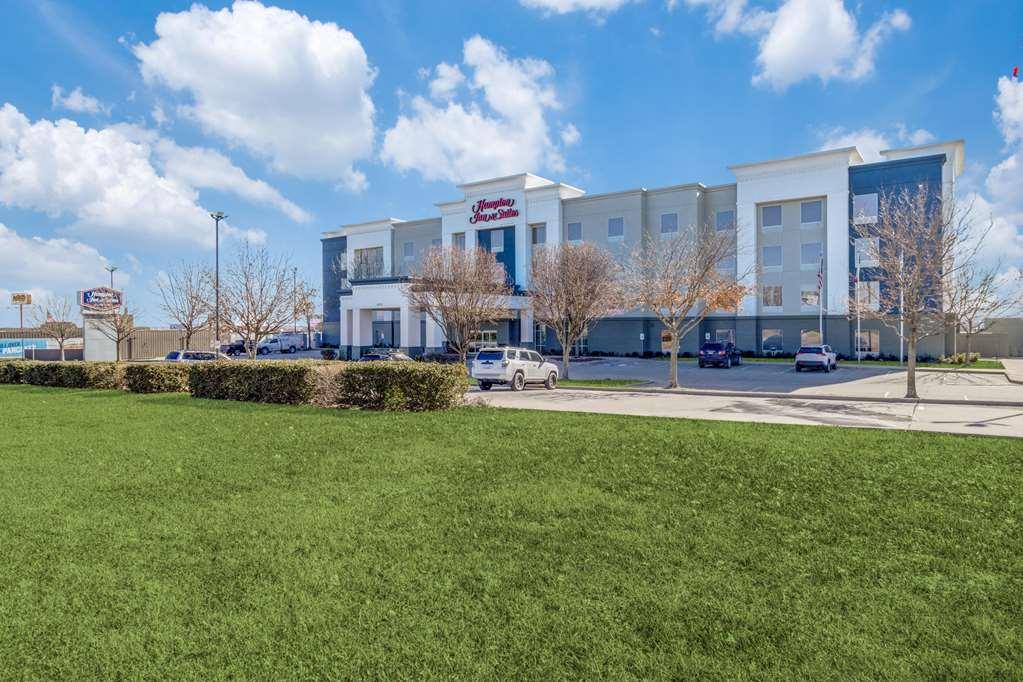 Hampton Inn & Suites Gainesville Exterior photo
